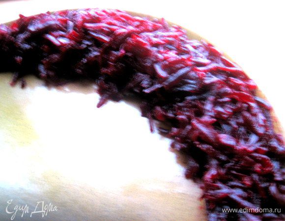 Берём большое плоское блюдо (у меня керамическое диаметром 30 см) и аккуратно выкладываем свеклу чистыми руками или одноразовой перчаткой.