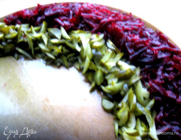 Рядом огуречную соломку выстраиваем.