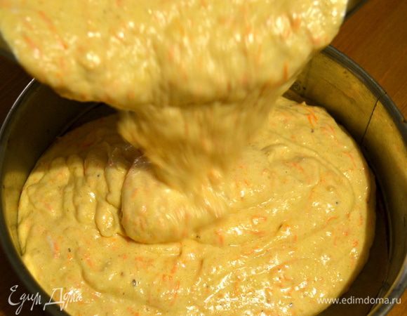 Выложить тесто в смазанную маслом и присыпанную мукой форму (24 см) и выпекать в разогретой до 170 С духовке около часа...
