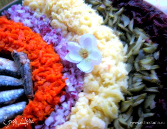 Поливаем перед подачей овощи маслом и перемешиваем! Но до трапезы это простое, вкусное, полезное блюдо будет украшением стола)))