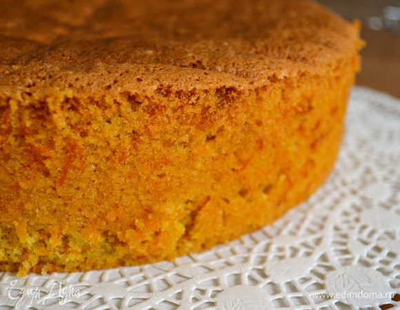 По истечении указанного времени проверить готовность бисквита деревянной шпажкой. Готовый бисквит остудить на решетке. 