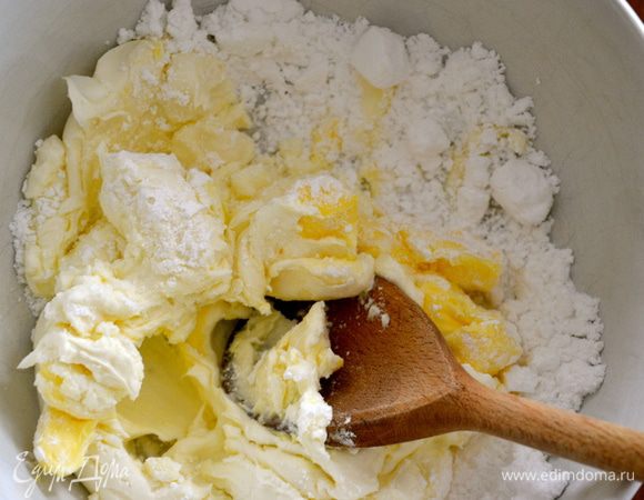 Для крема смешать все ингредиенты (комнатной температуры!!!) и немного размешать, взбивая деревянной ложкой..., по-старинке... До увеличения массы в объеме.