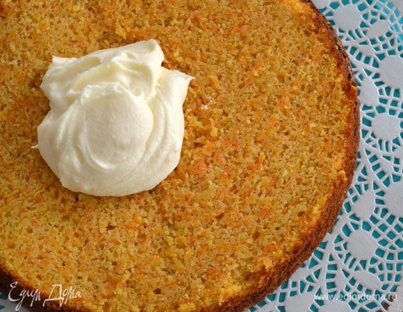 Тортик я разрезаю на два коржа и промазываю кремом внутри, а затем покрываю им весь торт сверху.