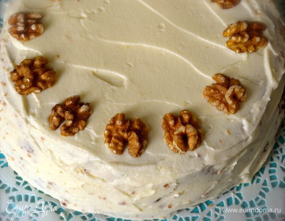 Украсить по Вашему усмотрению. Мне нравится выложить по кромке торта половинки грецких орехов... Все мечтаю сделать маленькие морковки из мастики..., но пока никак... )))) 