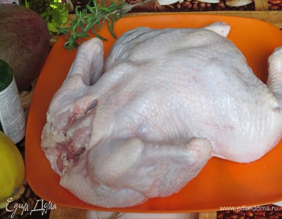 Вымойте курицу, удалите лишний жир и все кровяные сгустки изнутри.
Обсушите её салфетками. Сделайте проколы и воткните кончики крыльев, чтобы они не обгорели и выглядели более ... собрано.