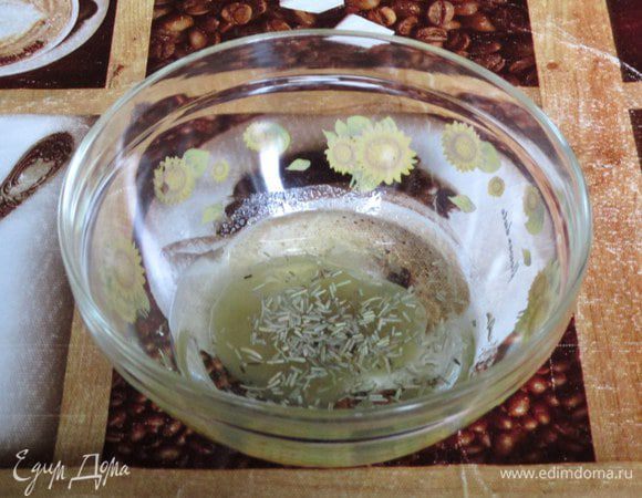 Приготовьте маринад из растительного масла, лаймового (или лимонного сока), розмарина, табаско и соли.
Натрите маринадом курицу снаружи и изнутри и оставьте на полчаса.