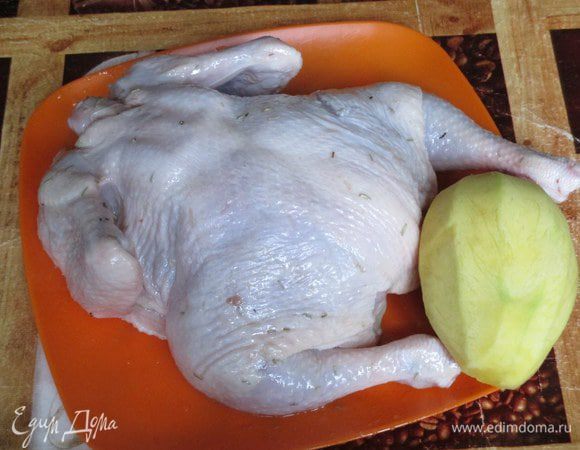 С манго удалите кожу и косточку, если она легко вынимается.
Поместите манго внутрь курицы.
Духовку разогрейте на 200 градусов и запекайте курицу весом 1 кг около 1 часа до румяной корочки, периодически поливая образовавшимся соусом.