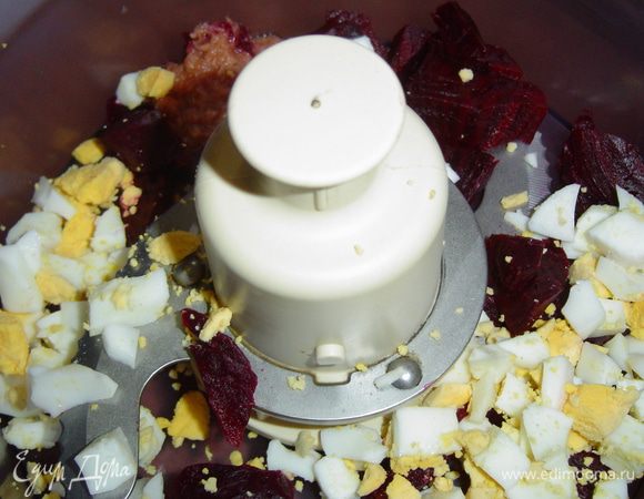 Свеклу и яйца отвариваем до готовности. Свеклу очищаем, нарезаем небольшими кусочками. Яйца куриные очищаем, измельчаем и вместе со свеклой помещаем в чашу кухонного процессора,