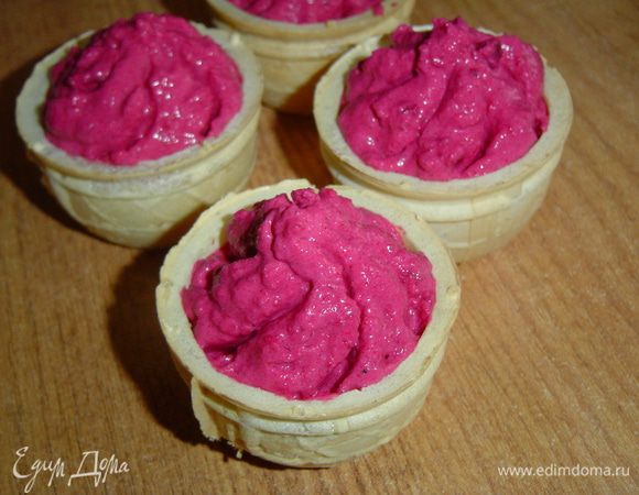 Теперь осталось красиво презентовать закуску, я для этого использовала готовые тарталетки, но еще вкуснее будет, если применить лично приготовленные. Подготовленную закуску раскладываем по тарталеткам,