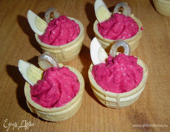 оформляем кусочками сельди, перепелиных яиц и веточками петрушки.