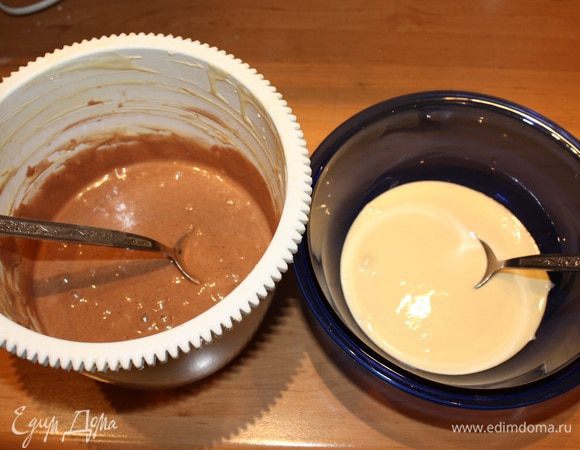 Начинаем с крема. Взбиваем в миксере масло и постепенно добавляем сгущенное молоко. Взбиваем до однородного состояния, добавляем пищевой краситель и убираем в холодильник. Делаем кексы. Желтки взбить с половиной сахара. Белки взбить со второй половиной сахара в пену. Соединить белки с желтками. Смешать соду и сметану. Масса начнет увеличиваться. Добавьте ее к яйцам. Масло растопить и добавить в тесто. Теперь мука. Тесто разделить на две часть. В одну добавить кофе и перемешать. 