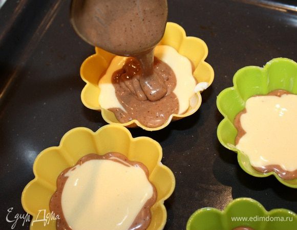 Формочки смазать маслом. Выкладываем 1 ложку теста с кофе, 1 ложку светлого теста и заканчиваем 1 ложкой кофейного. Выпекать 20 мин при температуре 180 градусов. 

