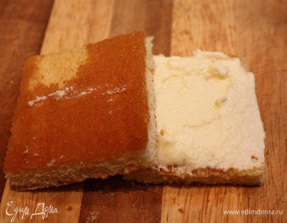 Делаем бисквитное тесто и выпекаем его на противне тонким слоем. После выпечки он не должен быть выше, чем 1 см. Дать ему остыть и пропитать сиропом. Режем его на квадраты, или вырезаем круг, или фигуры любой другой формы. Смазываем кремом, получается пирожное.