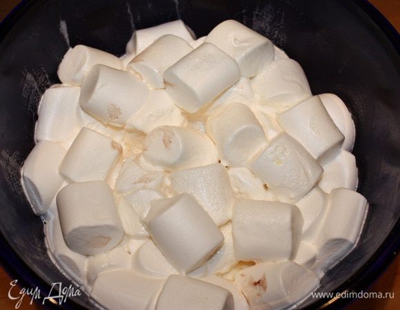 Приступаем к мастике. Зефир расплавить в микроволновой печке. 