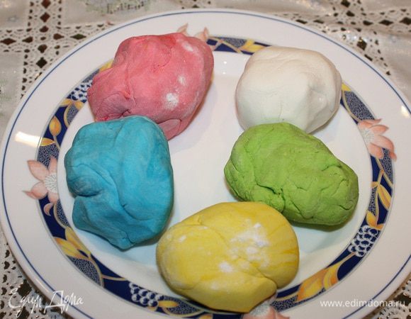 Вымешать каждую часть отдельно до однородной массы. Раскатать на сахарной пудре и вырезать формы для заворачивания подарков.