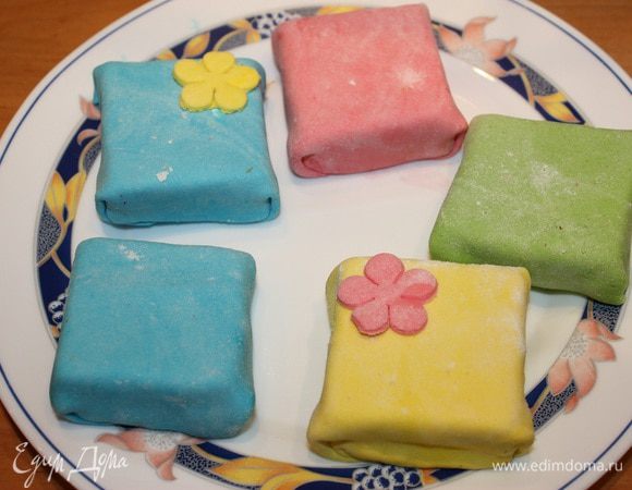 Аккуратно завернуть подарки и поставить на 7-10 мин. в холод. Каждый подарок смазать сиропом.

