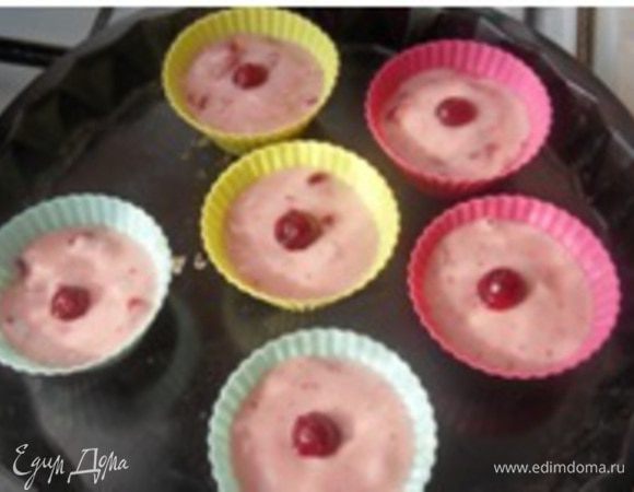 Растереть клюкву с ½ стакана сахара,  выжать сок лимона,  масло растереть с сахаром, яйца перемешать, смешать все с лимонным соком, мукой и разрыхлителем. Замесить не крутое тесто и вылить в формы.