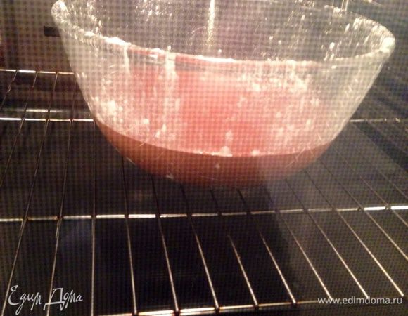 Термостойкую форму (у меня термостойкая стекленная миска) смазать маслом и присыпать мукой. В нее переложить тесто и поставить в разогретую до 140 градусов духовку на 60-70 минут. Готовность проверяем деревянной лучинкой.