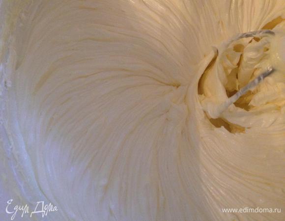 Взбиваем масло в пышную массу