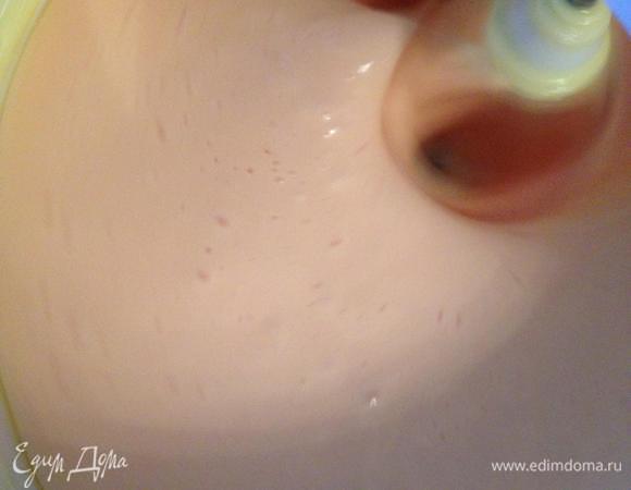 Заливаем растопленное маршмеллоу в масло и продолжаем взбивать до однообразного состояния