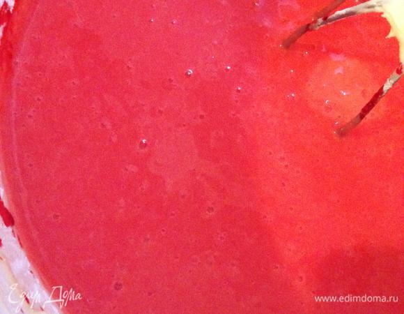 Отмеряем стакан начинки и откладываем в сторону. Оставшуюся массу продолжаем взбивать добавив сахарную пудру. На этом этапе я , следуя рецепту, добавила краситель, хотя можно было абсолютно спокойно обойтись без него, т.к. глазурь была очень красивого  нежно-розового цвета (если конечно зефирки будут розовые!)