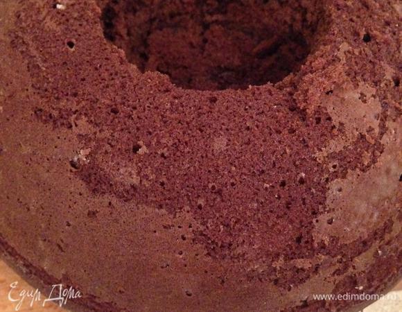 Из центра выпечки вырезаем стаканом отверстие