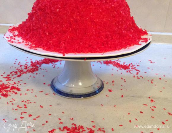 Кокосовую стружку окрашиваем в нужный цвет (прекрасно подойдет и сок граната). Обильно посыпаем наш торт кокосом