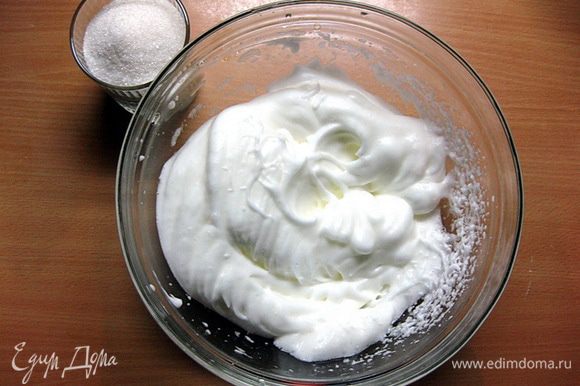 Для приготовления бисквита в отдельной миске взбить яичные белки в пышную пену, затем добавить сахар и взбить до "пиков".