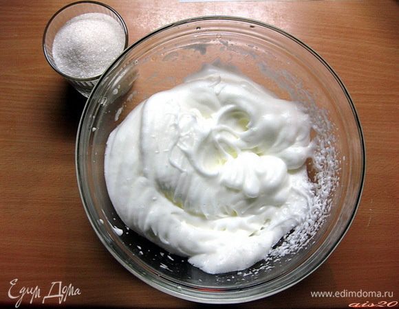 Для приготовления бисквита в отдельной миске взбить яичные белки в пышную пену, затем добавить сахар и взбить до "пиков".