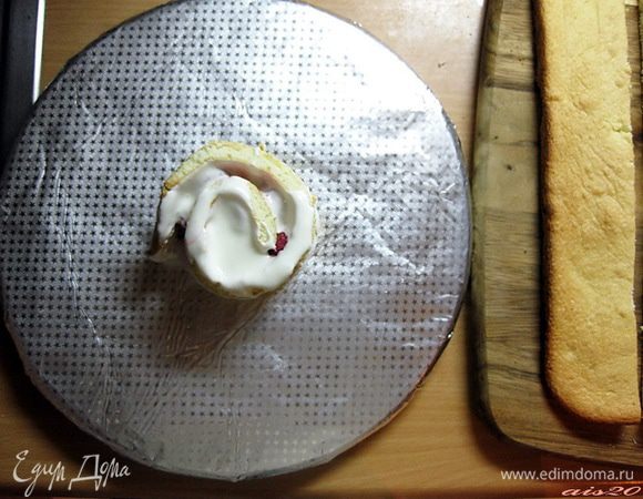 Первую полосу свернуть в рулет и поставить в центре блюда. 