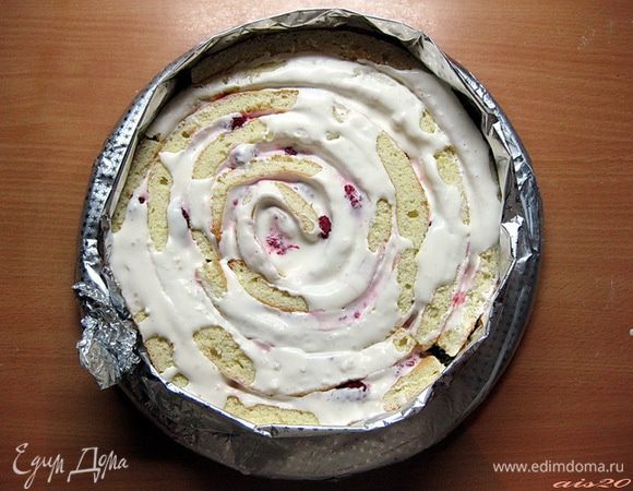 Затем следующую полосу приставить к «хвосту» первого рулета и обмотать вокруг.
И так с каждой полосой, пока не сформируется весь торт.
