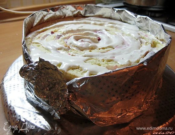 Из фольги сделать ленту шириной с высоту торта, сложив лист фольги несколько раз, чтобы лента получилась плотной.
Обернуть лентой торт и закрепить, чтобы лента плотно удерживала торт, иначе он потеряет форму.
Залить торт половиной оставшегося крема и убрать в холодильник на несколько часов или на ночь.
