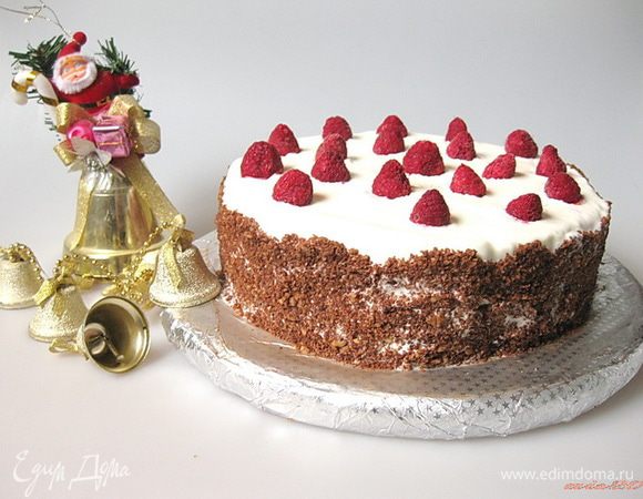 Сверху украсить торт малиной и убрать в холодильник.
В результате получаем нежнейший сочный торт с красивым полосатым разрезом.

Приятного аппетита!

