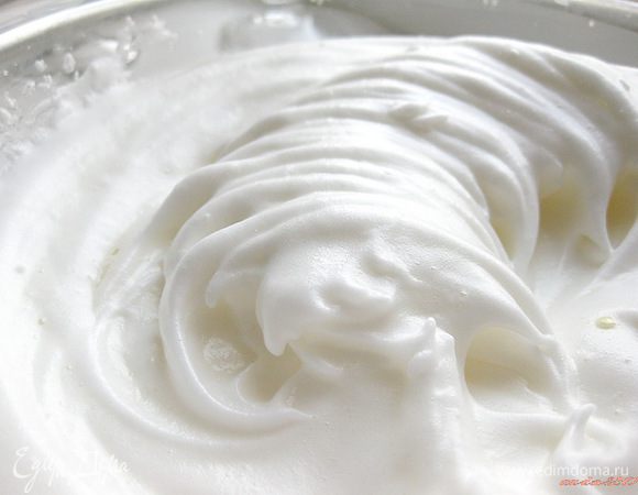 Для приготовления бисквита.
В отдельной миске взбить яичные белки в пышную пену, затем добавить половину сахара и взбить до "пиков".
