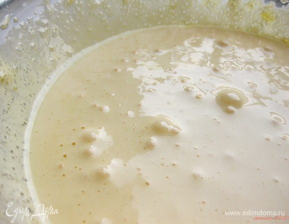 В отдельной миске взбить желтки с оставшимся сахаром.