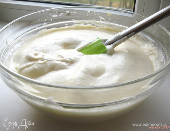 Разделить массу на две равные части.
В одну часть добавить муку, просеяв ее через сито, и аккуратно перемешать, чтобы тесто не потеряло свою пышность.
В другую часть добавить просеянную муку с какао и аккуратно перемешать, чтобы тесто не потеряло свою пышность.
