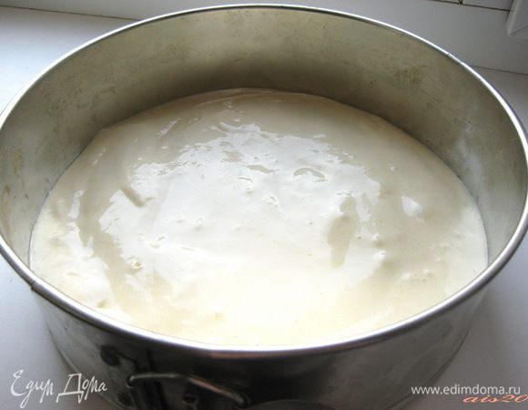 Дно разъемной формы диаметром 18 см выстелить пергаментом, вылить в форму белое тесто и равномерно распределить.
Выпекаем до готовности около 30 минут. 
