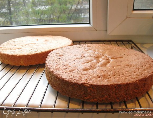 Также поступить с темным тестом.
Готовые бисквиты выложить на решетку и дать остыть.
Каждый бисквит разрезать на две части.
