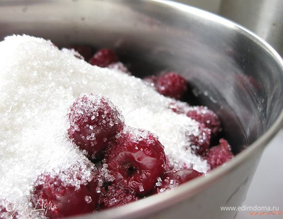 Для начинки выложить вишню в сотейник и засыпать сахаром.