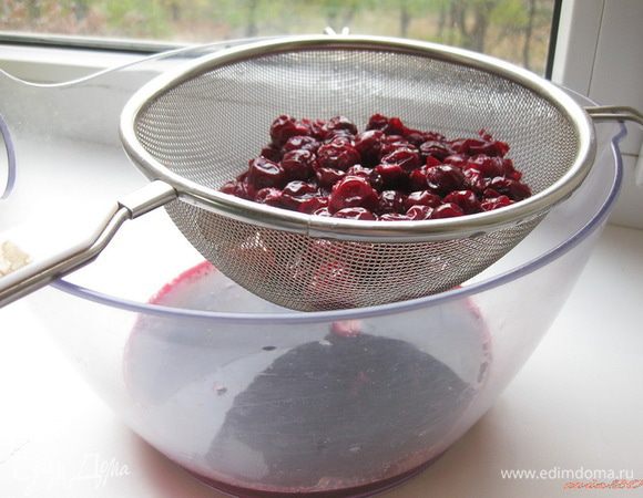 Сотейник поставить на маленький огонь, варить вишню 20 минут. 
Вишню откинуть на сито и дать стечь сиропу (сироп нам понадобится для пропитки бисквита). 
В остывший сироп добавить коньяк.
