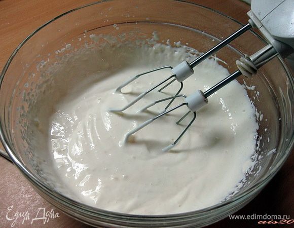 Для приготовления крема взбить сметану с сахаром до пышной массы.
Отдельно взбить сливки.

