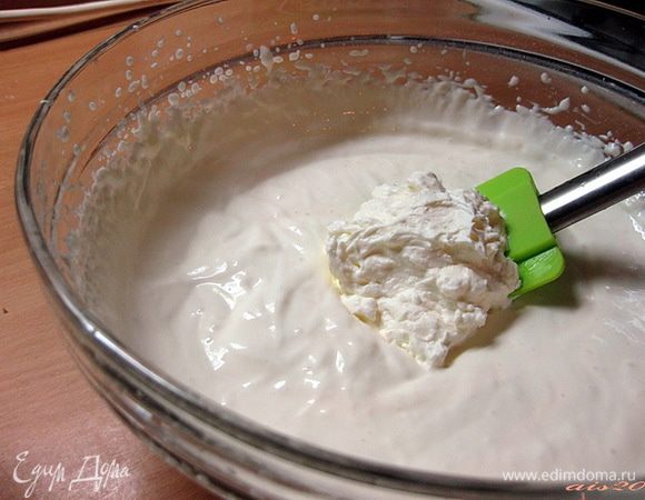 Затем постепенно ввести сливки в сметану, аккуратно перемешивая крем.