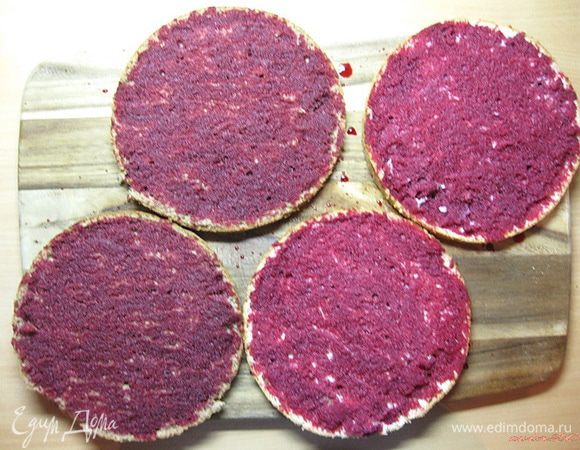 Бисквит пропитать вишневым сиропом.