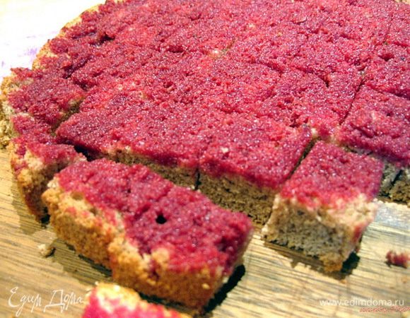 Нарезать бисквит крупными кубиками, одну половинку бисквита оставить целой.