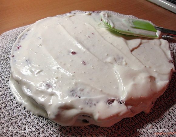 На блюдо выложить целую половину бисквита, щедро полить кремом.