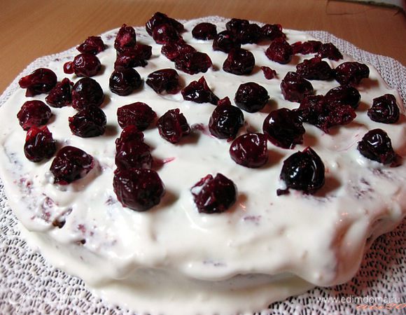 Сверху выложить вишню.