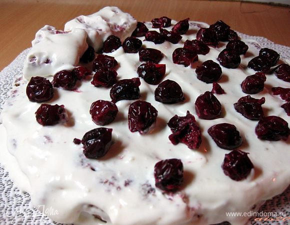 Для следующего слоя каждый кубик бисквита обмакнуть в крем и выложить поверх первого слоя, чередуя белый и темный бисквит. Сверху снова выложить вишню.