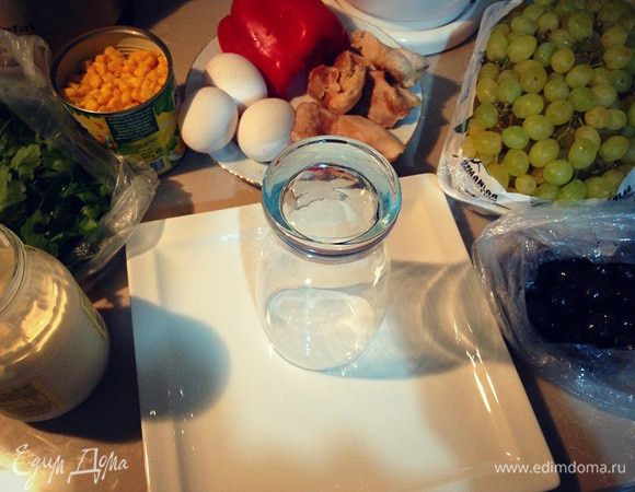 Курочку и яйца предварительно отварить....в центр блюда ставим стакан для того что бы придать салату форму...