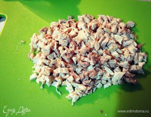 Отваренное куриное мясо нарежем на мелкие кусочки....