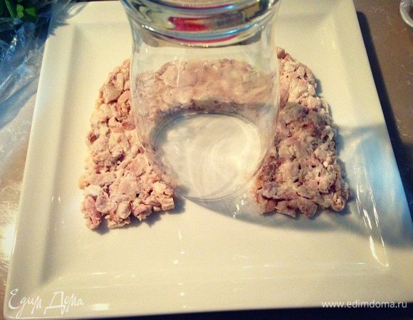 Нарезанную курицу смешаем с ложкой майонеза и выложим на тарелку вокруг стакана создавая форму подковы....